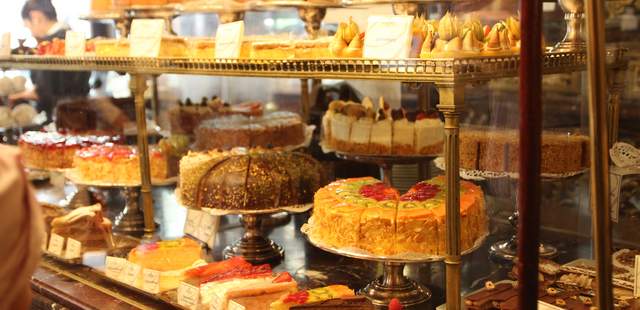 Leckere Kuchen und Torten in der Vitrinen im Kaffeehaus