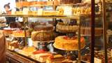 Leckere Kuchen und Torten in der Vitrinen im Kaffeehaus