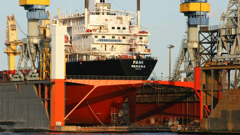 Schwimmdock im Hamburger Hafen Hamburg Ahoi: Barkassenfahrt mit Landgängen