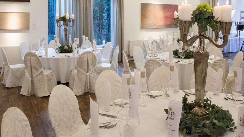 Team Kochen im Rufes am Brunnen als Firmenevent Restaurant von innen mit gedeckten Tischen