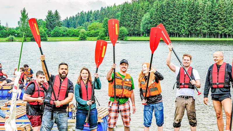 spaßiges Floßbau Teamevent