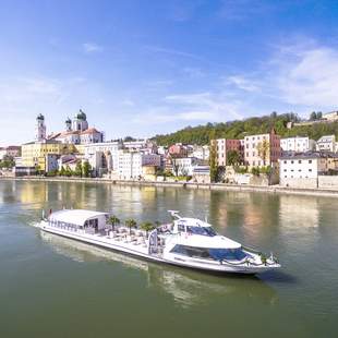 Schiff vor Passauer Dom