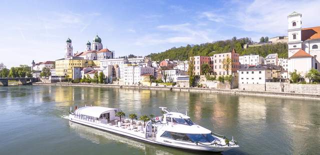Schiff vor Passauer Dom