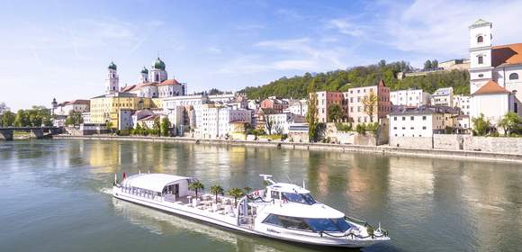 Schiff vor Passauer Dom