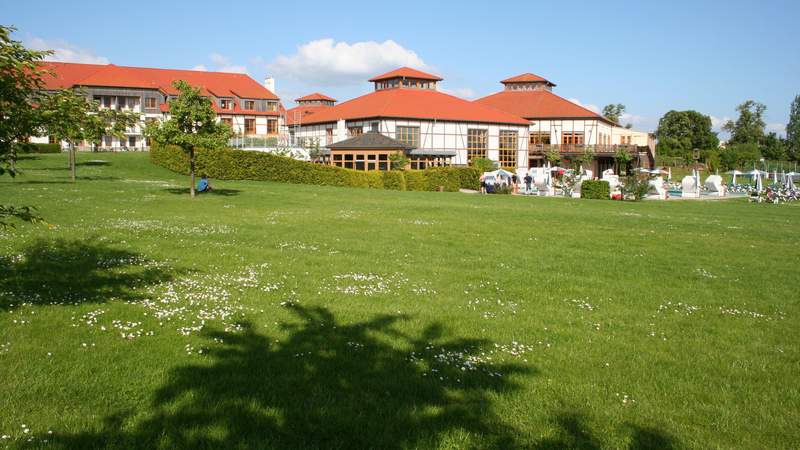 Grüner Außenbereich des ROBINSON CLUB FLEESENSEE