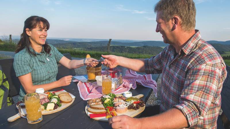 Geselliger Teamausflug mit Hüttenabend