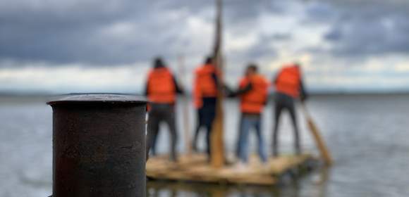 Teamspaß in der Lüneburger Heide beim Floßbau
