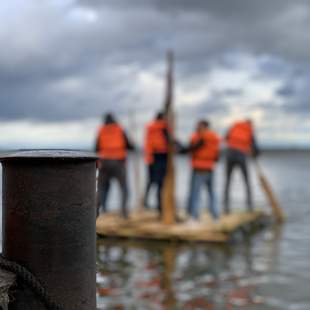Teamspaß in der Lüneburger Heide beim Floßbau