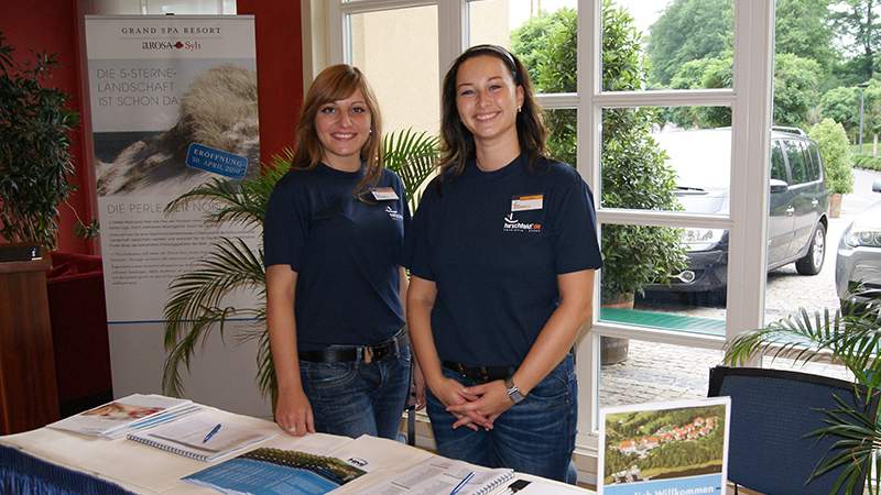 Zwei Hirschfeld Mitarbeiter am Welcome Desk