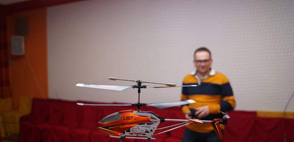 Indoor-Helikopter-Fliegen in der Rhön