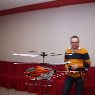 Indoor-Helikopter-Fliegen in der Rhön