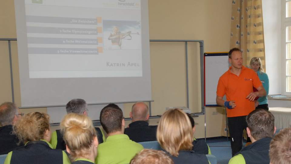 Kai Röckert stellt Katrin Apel vor Kai Röckert stellt Katrin Apel vor, im Vordergrund sitzen die Zuschauer.