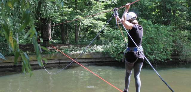 Hindernisse gemeinsam bewältigen Hindernisse gemeinsam bewältigen