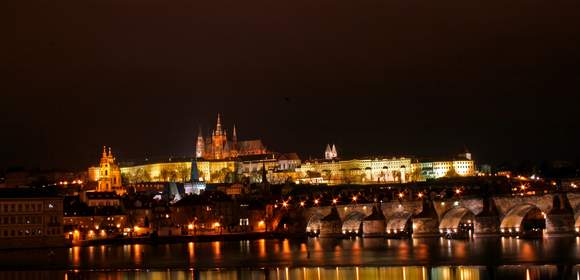 Prags berühmteste Brücke von der Burg zur Alstadt