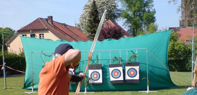 Bogenschießen – Zielen, lösen ... TREFFER! Bogenschießen – Zielen, lösen ... TREFFER!