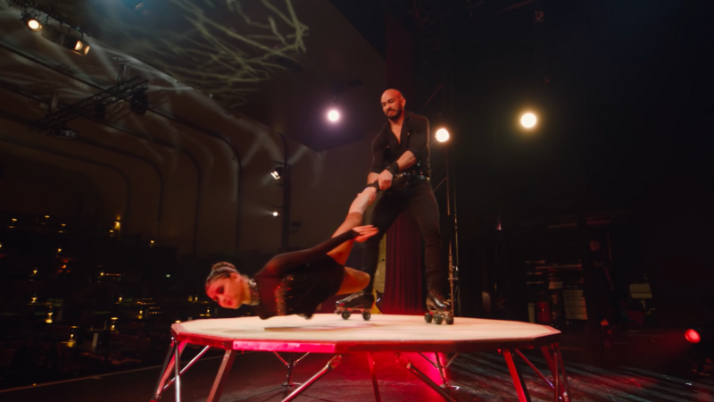 Das Duo Skating Phoenix Das Bild zeigt das Roller Skating Duo Skating Phoenix, dabei wie sie sich ganz schnell drehen und Ihr Kopf nur sehr knapp über dem Boden ist
