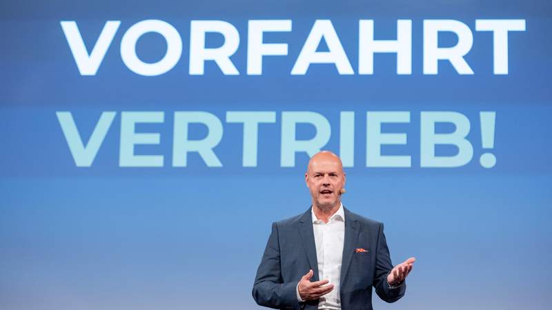 Vorfahrt Vertrieb! - derLÖSER Vorfahrt Vertrieb! - derLÖSER