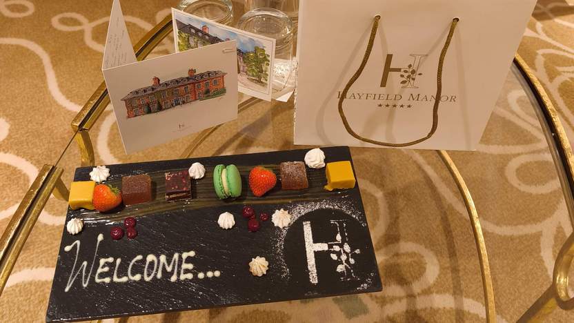 Welcome auf dem Hotelzimmer im Hayfield Manor in Cork