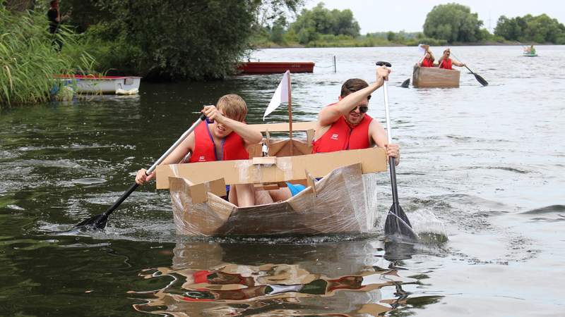 Betriebsausflug Idee Pappboot fahren