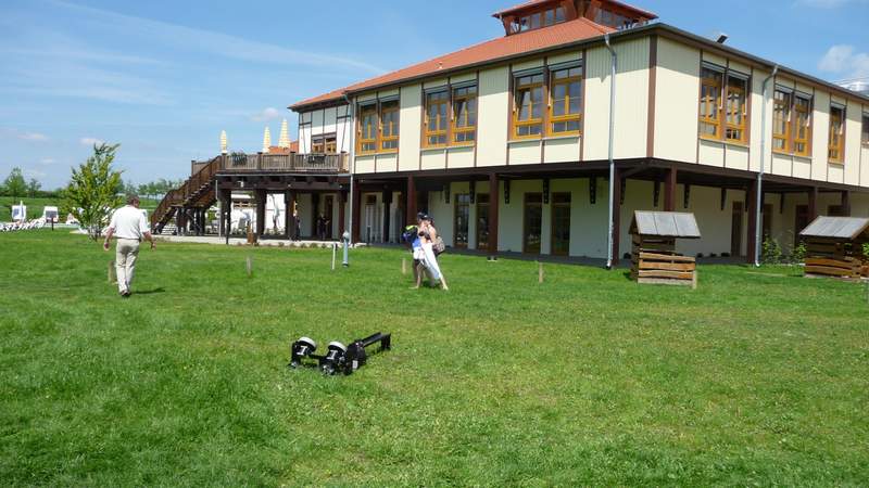 Clubanlage mit Grünfläche