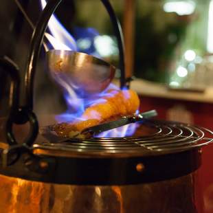 Weihnachtsfeier mit Feuerzangenbowle im kleinsten Winterwald Berlins