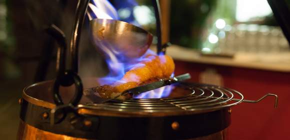 Weihnachtsfeier mit Feuerzangenbowle im kleinsten Winterwald Berlins