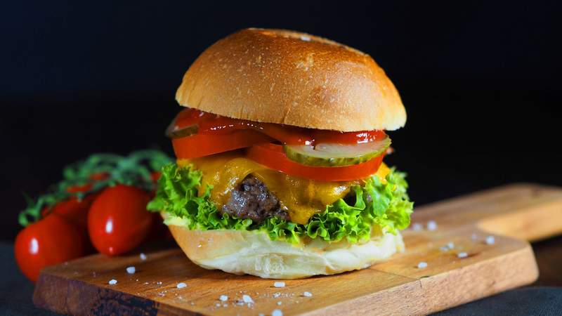 Hausgemachter Cheeseburger Ein Foodtruck für Ihr Event!