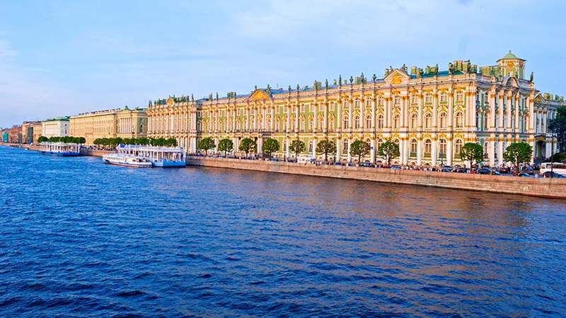 Incentive Reise Gruppenreise Russland St. Petersburg Hermitage und Neva bei Sonnenuntergang