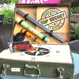 Materialkoffer mit Karten, Werkzeugen und Aufgabenmaterial für ein Escape-Teamevent