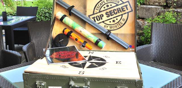 Materialkoffer mit Karten, Werkzeugen und Aufgabenmaterial für ein Escape-Teamevent