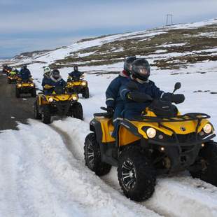 Über eisige und verschneite Straßen und Wege quer durch Island