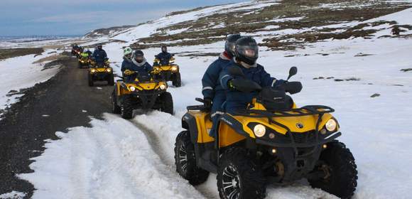 Über eisige und verschneite Straßen und Wege quer durch Island