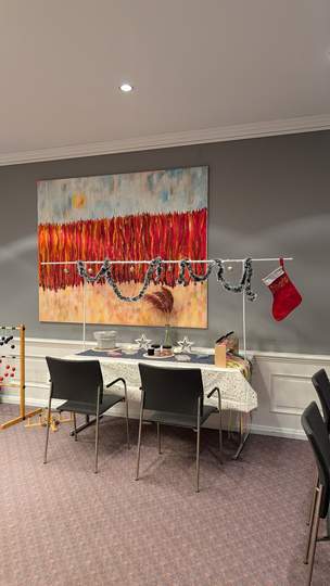 Kinder und Erwachsene basteln bunte Bänder auf der Weihnachtsfeier