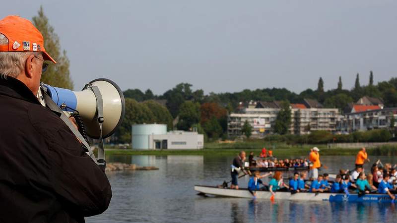 Anfeuern beim Drachenbootrennen