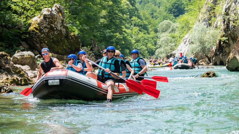 Menschen in einem Schlauchbot Rafting-Tour