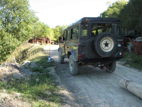 Offroad Teambuilding - Baumstamm ziehen