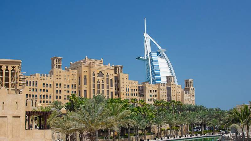 Stadt Dubai mit dem Hotel Burj al Arab im Hintergrund