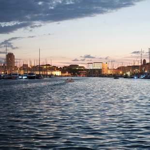 Edle Schiffe im Hafen der Stadt