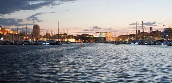 Edle Schiffe im Hafen der Stadt