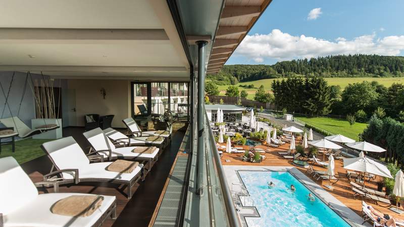 Ruhebereich + Außenpool Göbel's Schlosshotel Prinz von Hessen