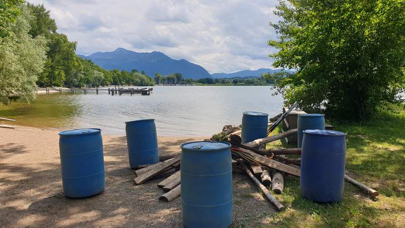 Kreativer Floßbau am Chiemsee