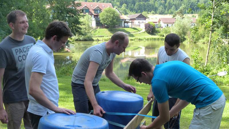 Floßbau im Team