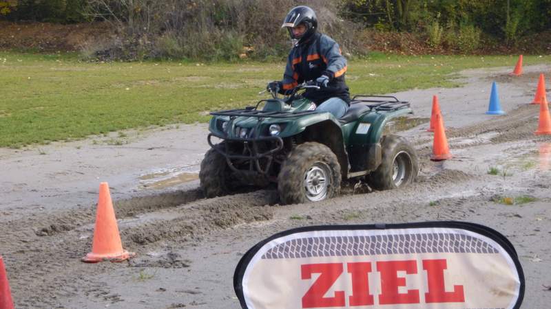 Fahrer mit dem Quad auf dem Offroad Parcour