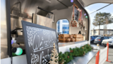 Mobiler Eventtrailer als Catering- und Ausgabestation beim Pop-up Wintermarkt