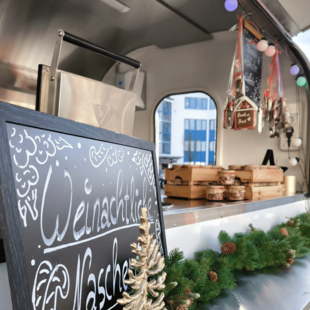 Mobiler Eventtrailer als Catering- und Ausgabestation beim Pop-up Wintermarkt