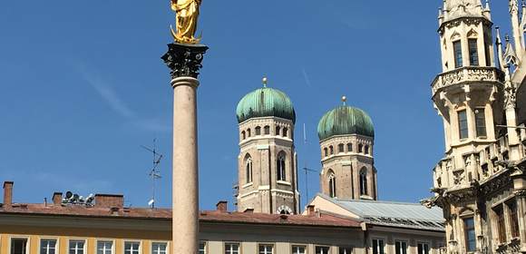 Marienplatz mit Mariensäule und Frauenkirche