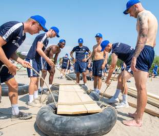 Darmstadt 98 beim Floßbau Darmstadt 98 beim Floßbau mit bo events