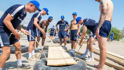 Darmstadt 98 beim Floßbau mit bo events