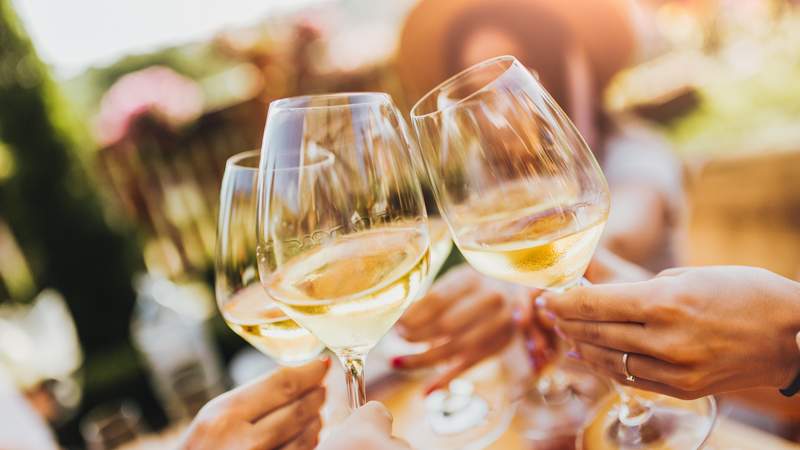 Anstoßen beim Weintasting