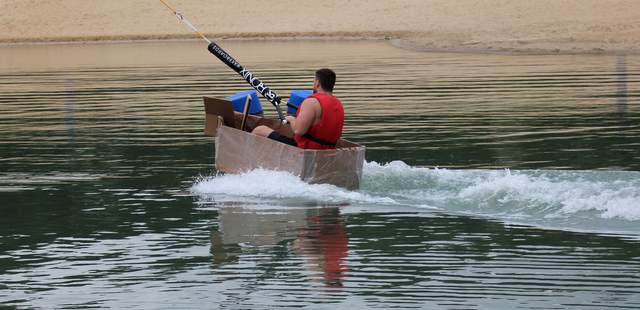 Betriebsausflug Idee Pappboot fahren